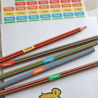 Vel ministickers op een tekenblok bij kleurpotloden met ministickers