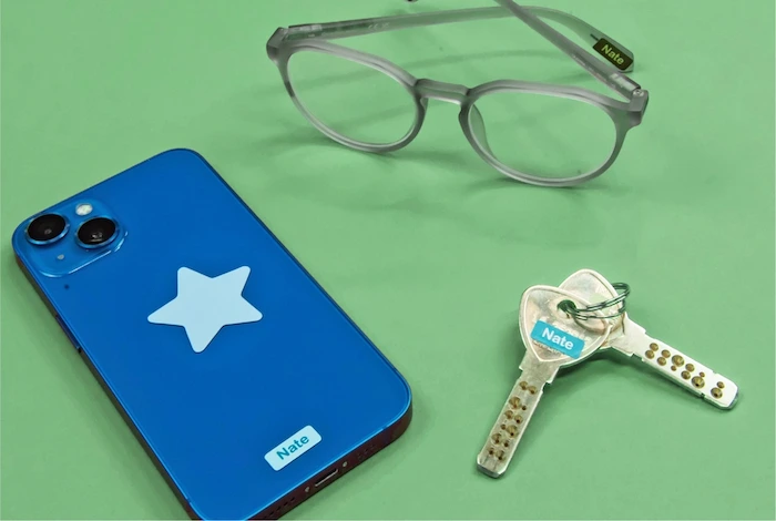 Een blauwe telefoon, een bril en twee sleutels, elk met een ministicker