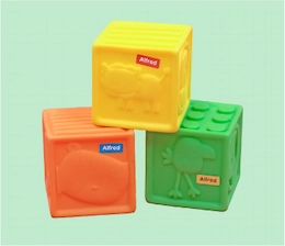Gekleurde speelblokken met een ministicker