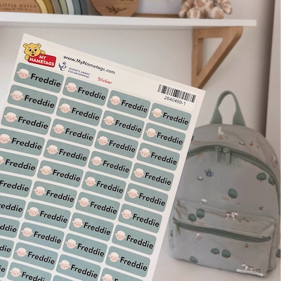 Vel met naamstickers en een kinderrugzak op de achtergrond